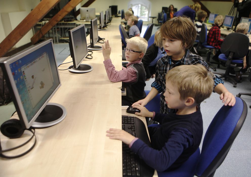 Foto: Estudiantes de primer grado aprenden un simple proceso de programación en un colegio de Tallin. (Reuters)