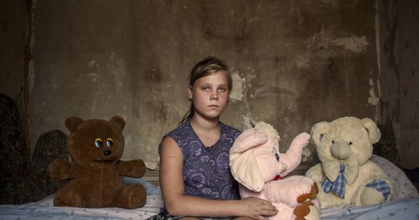 Foto: Marina, una niña de 12 años de Zaitsevo, en el Donbás, que fue herida por un proyectil  (Foto: Ethel Bonet).