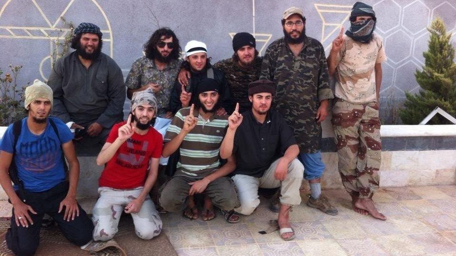 Foto: El yihadista apodado 'Kokito Castillejos' (c) en una imagen con otros combatientes en Siria. 