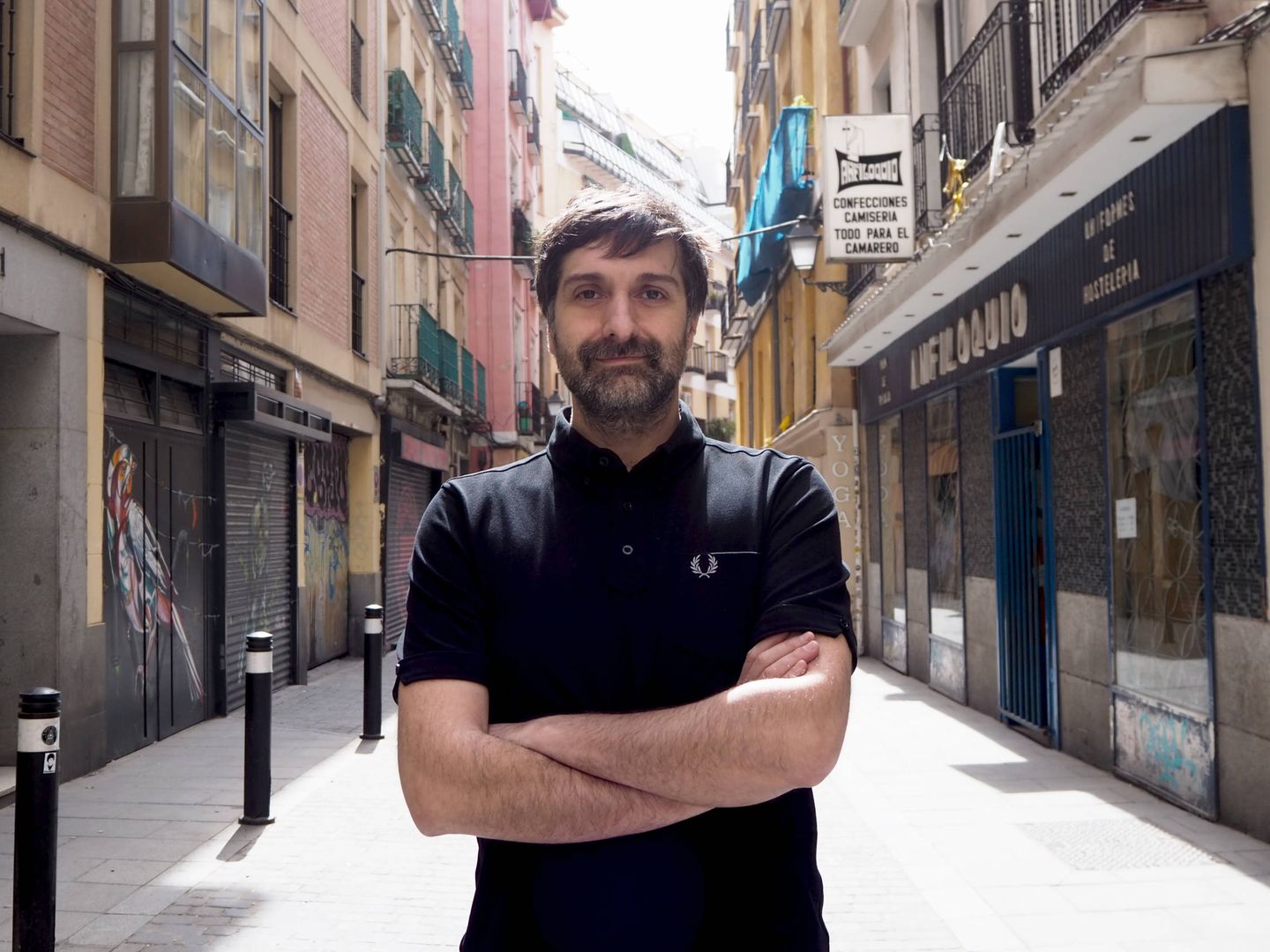 El guionista Carlos Langa, en la calle Santa Ana del barrio de La Latina 