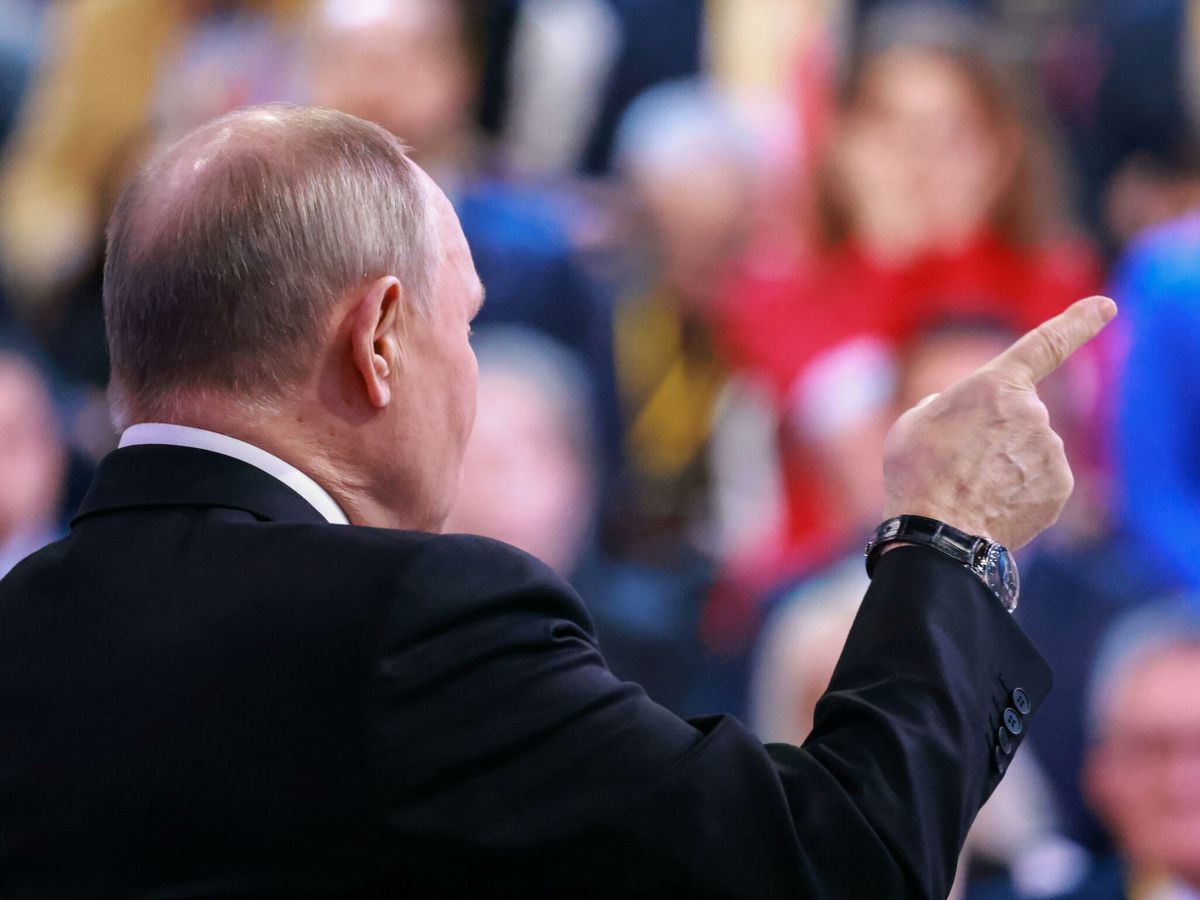 Foto: El presidente ruso, Vladímir Putin, asiste a su rueda de prensa anual retransmitida en directo con los federales rusos. (EFE/Vladímir Gerdo)