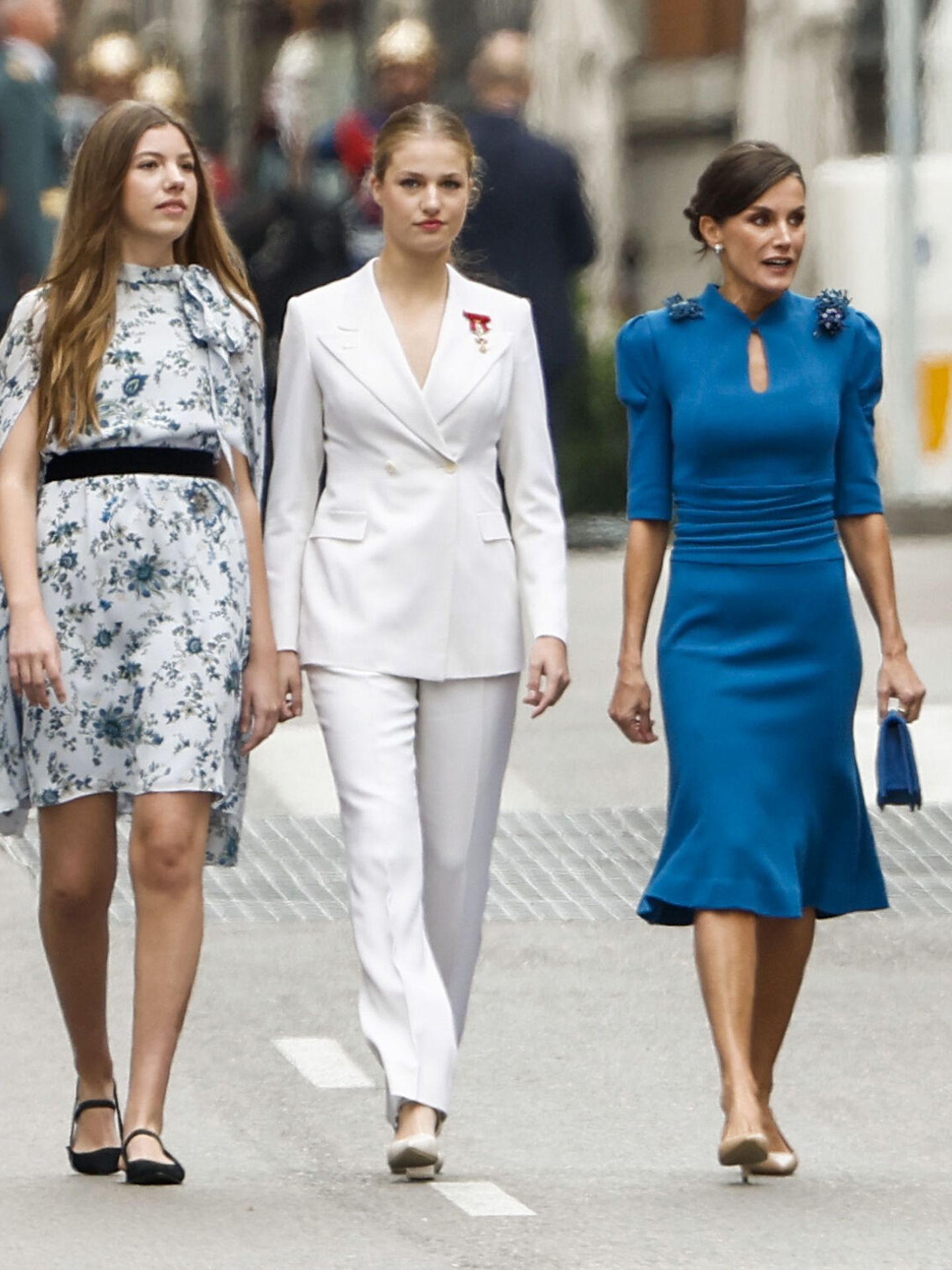 La reina Letizia, la princesa Leonor y la infanta Sofía a su llegada al Congreso de los Diputados para asistir a la ceremonia de jura de la Constitución. (EFE/Sergio Pérez) 
