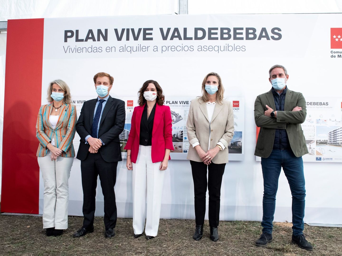 La presidenta de la Comunidad de Madrid, Isabel Díaz Ayuso (c), visita una de las parcelas incluidas en el primer lote del Plan VIVE. (EFE/Luca Piergiovanni)