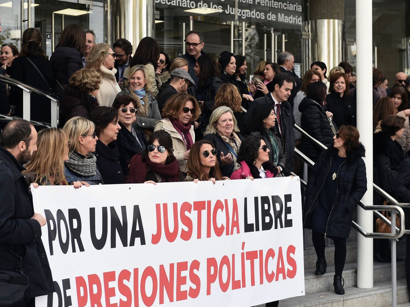 Vista de la concentración que los trabajadores de Justiciaen la sede de los juzgados de la Plaza de Castilla. (EFE)