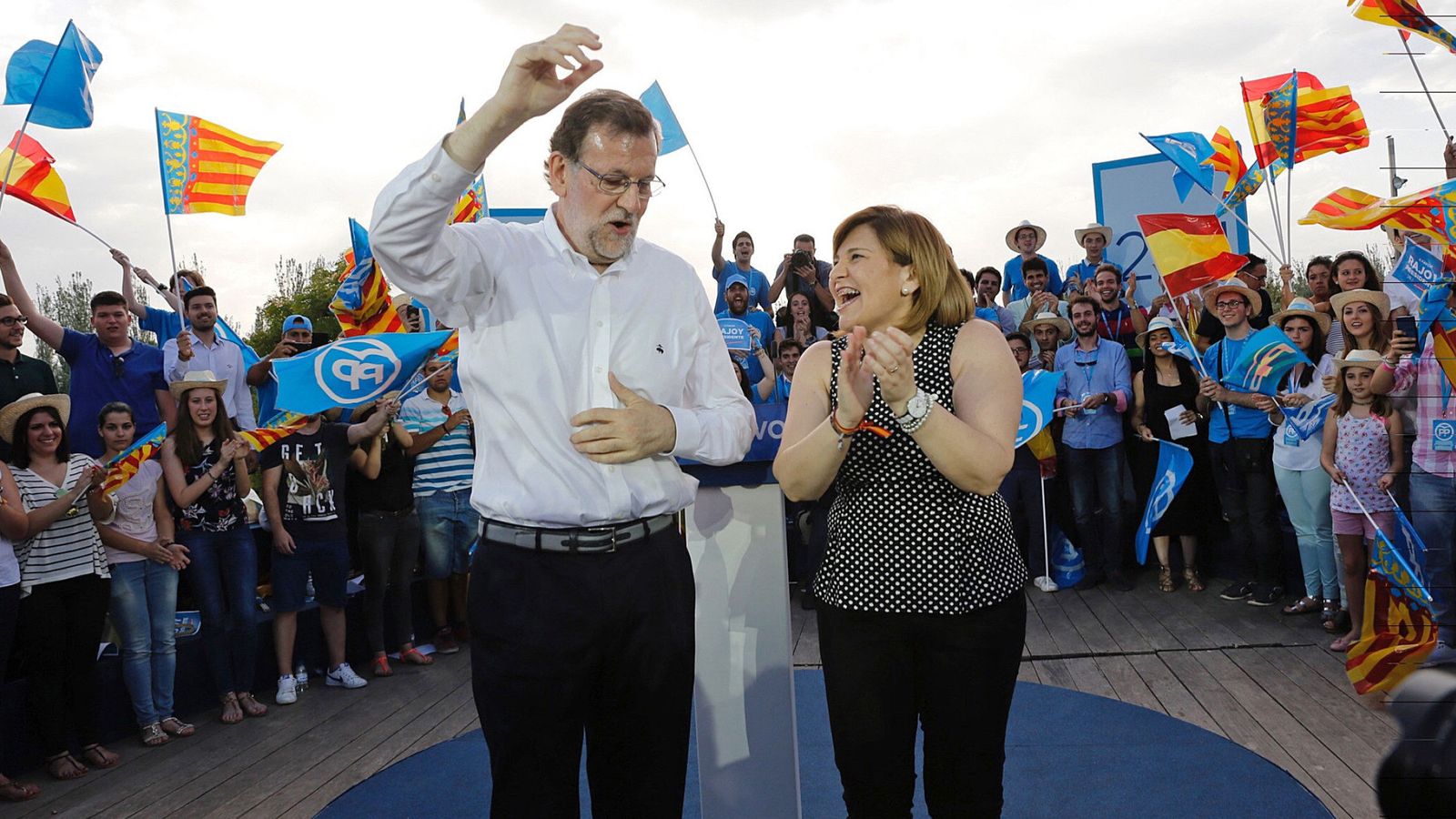Foto: Rajoy con Isabel Bonig en el mitin de cierre de campaña de las últimas generales en Valencia. (EFE)