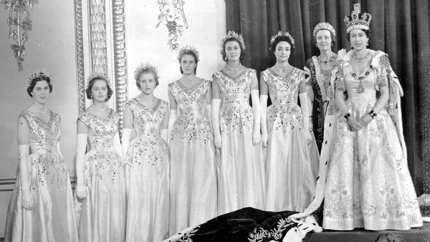 Isabel II, con sus damas de honor el día de su coronación. (Cordon Press)