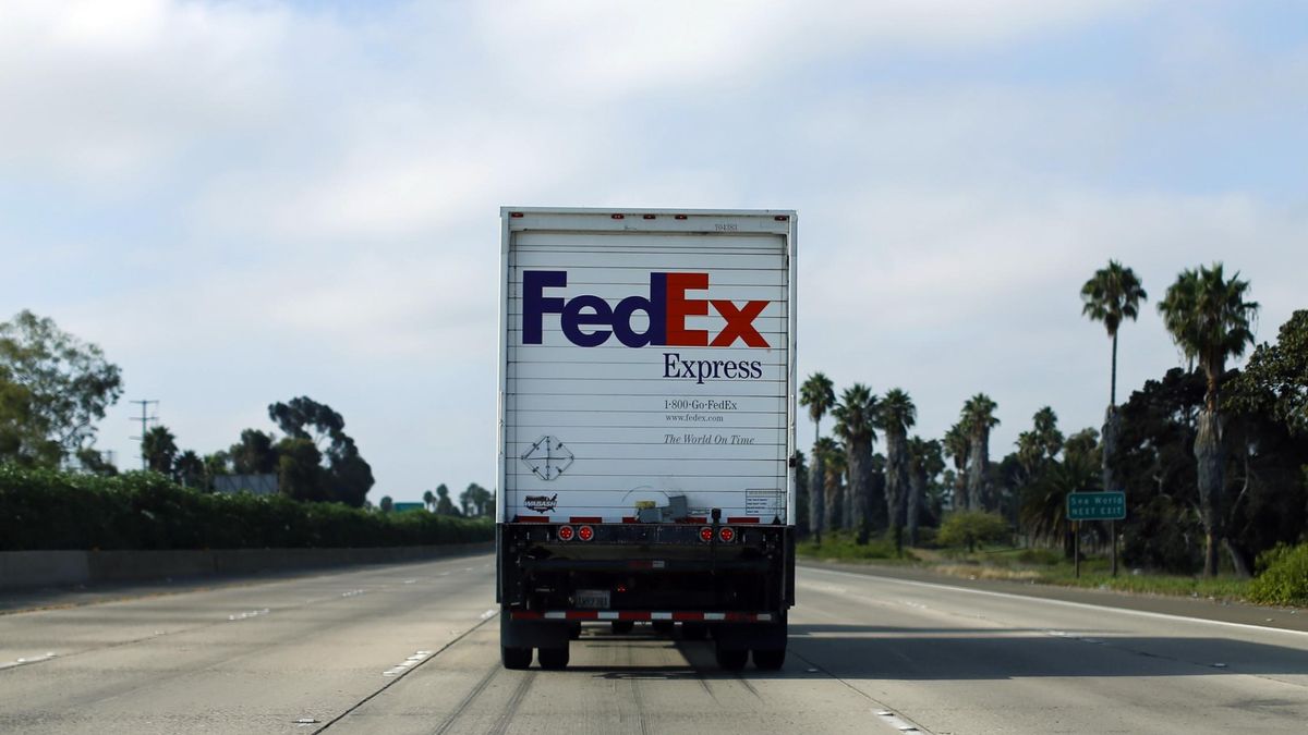 FedEx se desploma un 12% en Wall Street tras recortar sus previsiones anuales