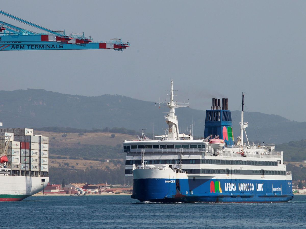 Foto: Un buque procedente de Marruecos entra en el puerto de Algeciras. (EFE)