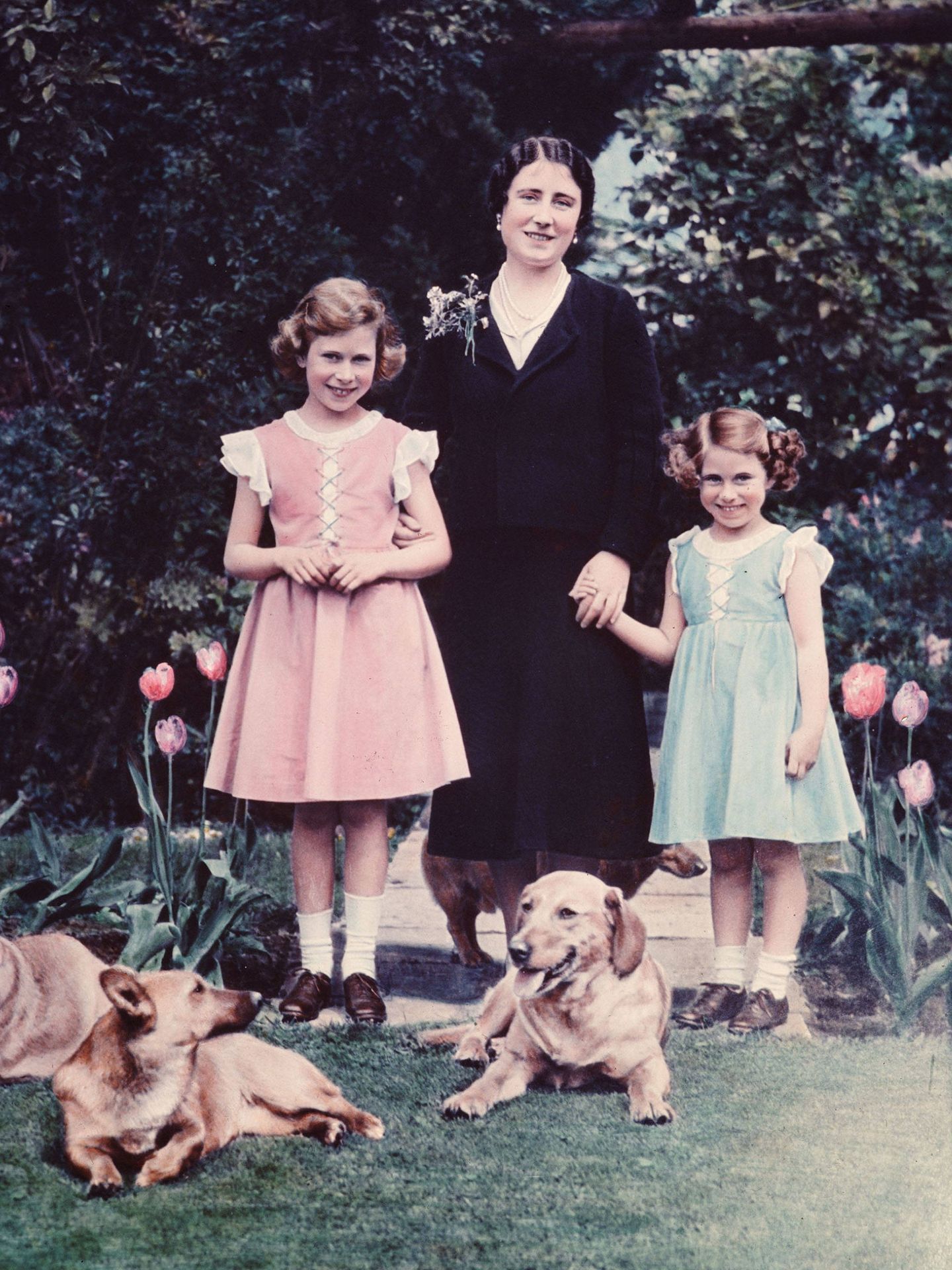 La reina madre junto a las princesas Isabel y Margarita en una imagen de 1936. (Getty)