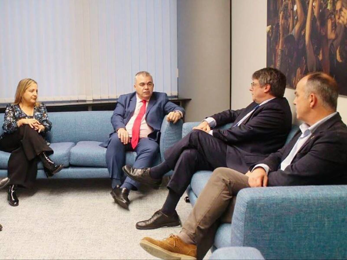 Foto: Santos Cerdán y Carles Puigdemont, en Bruselas en su reunión del pasado lunes junto a los equipos de PSOE y Junts. (EFE/PSOE)