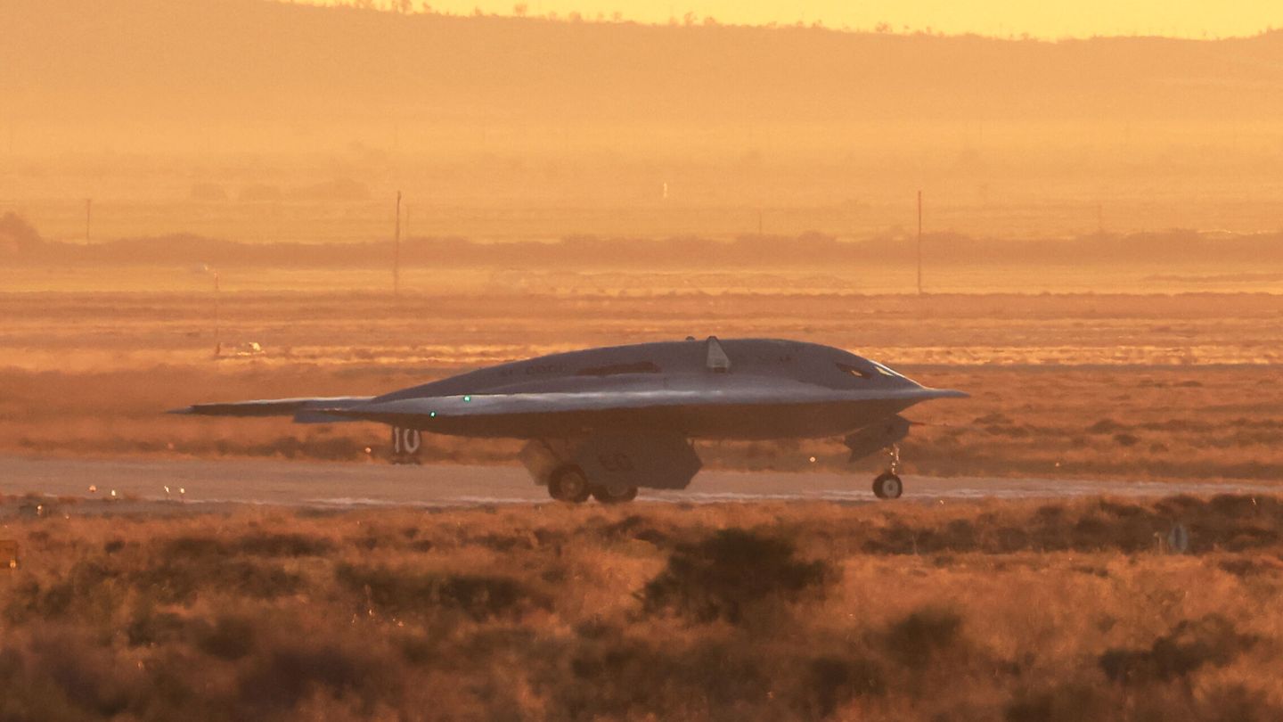 El B-21 preparándose para despegar al amanecer. (Reuters/David Swanson)