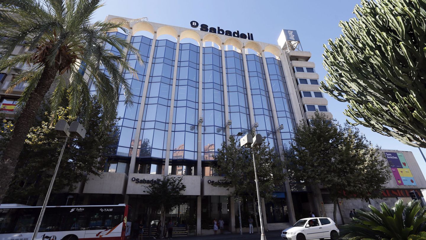 Edificio de la nueva sede del Banco Sabadell en Alicante. (EFE)