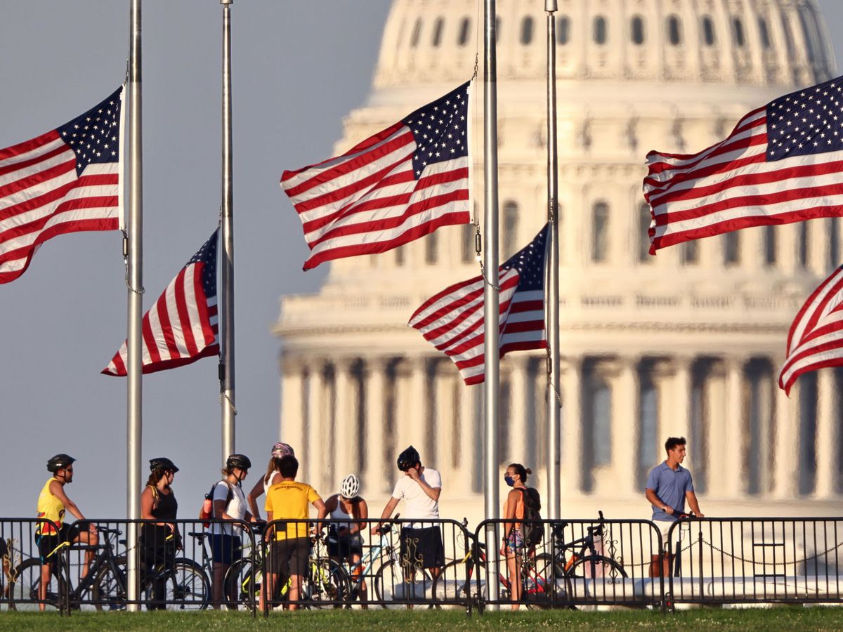 Foto: Banderas de EEUU frente al Congreso en Washington DC. (EFE)