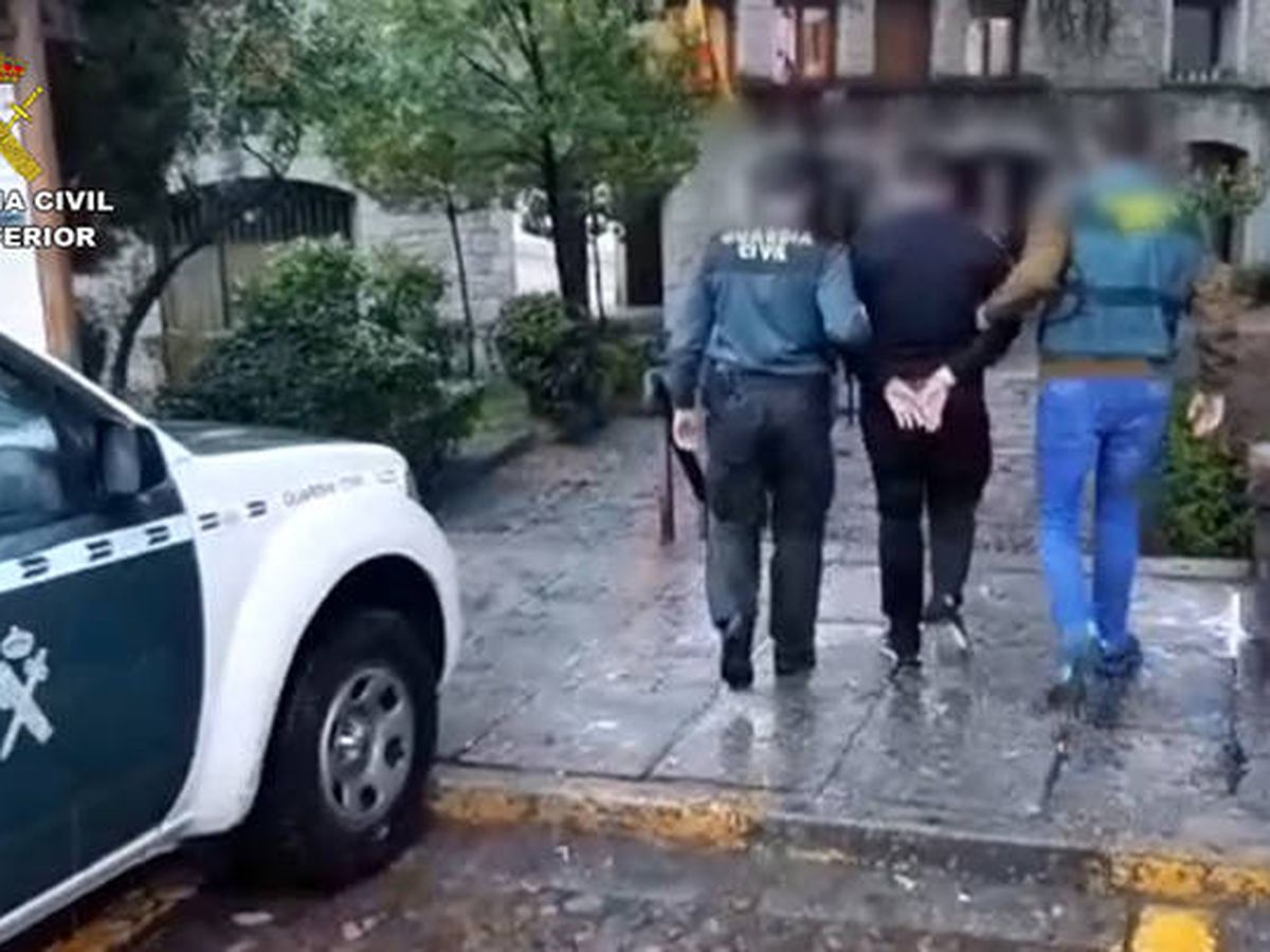 Foto: Momento de la detención de uno de los presuntos agresores en Madrid. (Guardia Civil)
