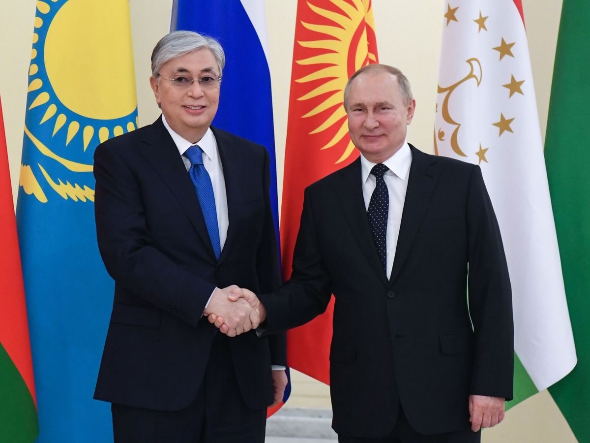 Foto: El presidente de Rusia, Vladimir Putin (D), con el presidente de Kazajistán, Kasim Jomart Tokayev. (EFE)