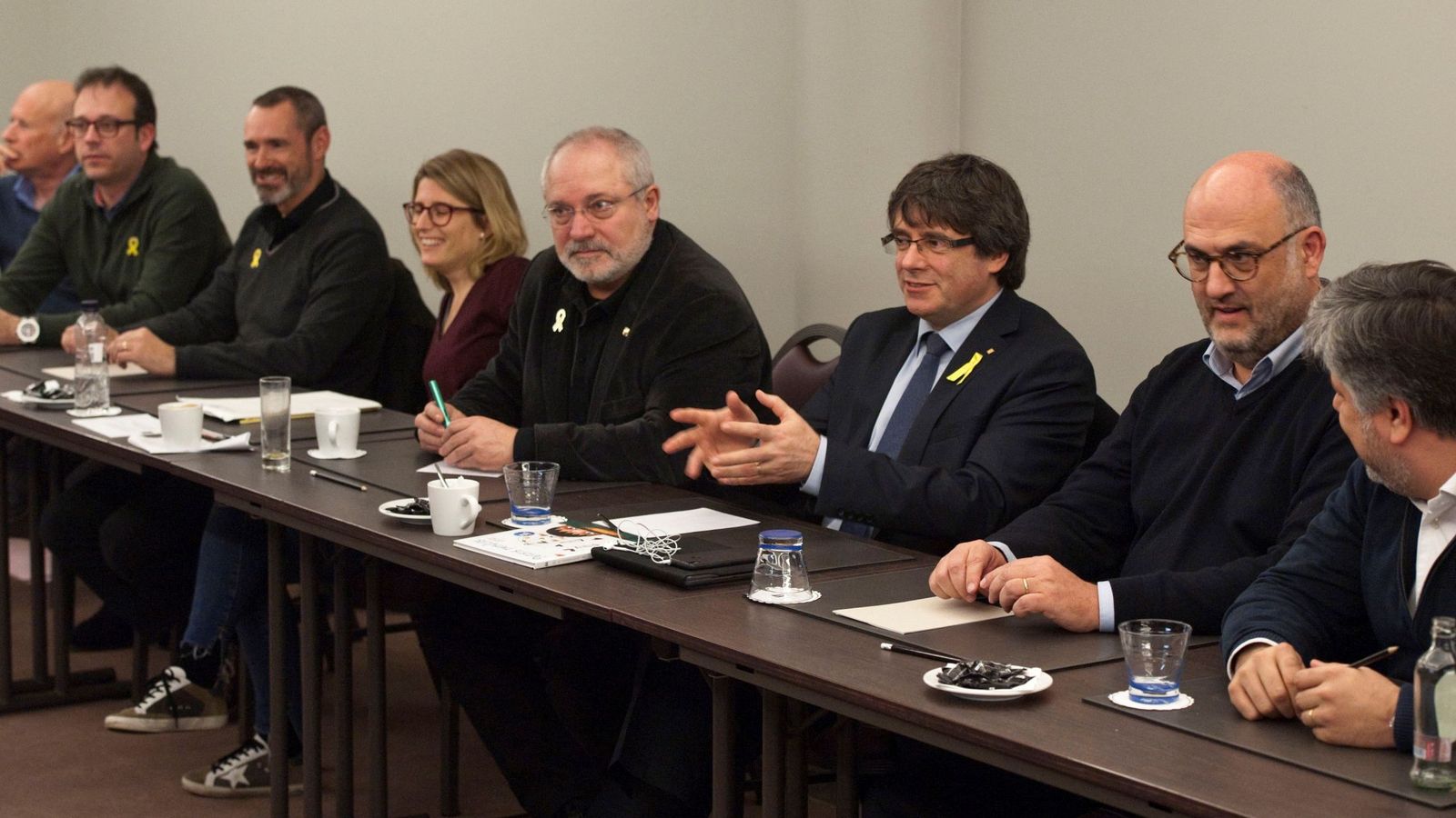 Foto: Puigdemount junto a diputados de JxCAT en Bruselas. Junto a él, Lluís Puig, que ha renunciado a su acta. (Efe)