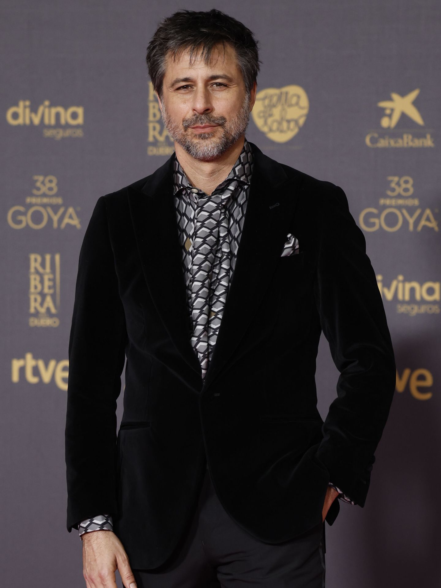 VALLADOLID, 10 02 2024.- El actor Hugo Silva posa a su llegada a la ceremonia de entrega de la 38 edición de los Premios Goya, celebrada este sábado en Valladolid. EFE Mariscal 