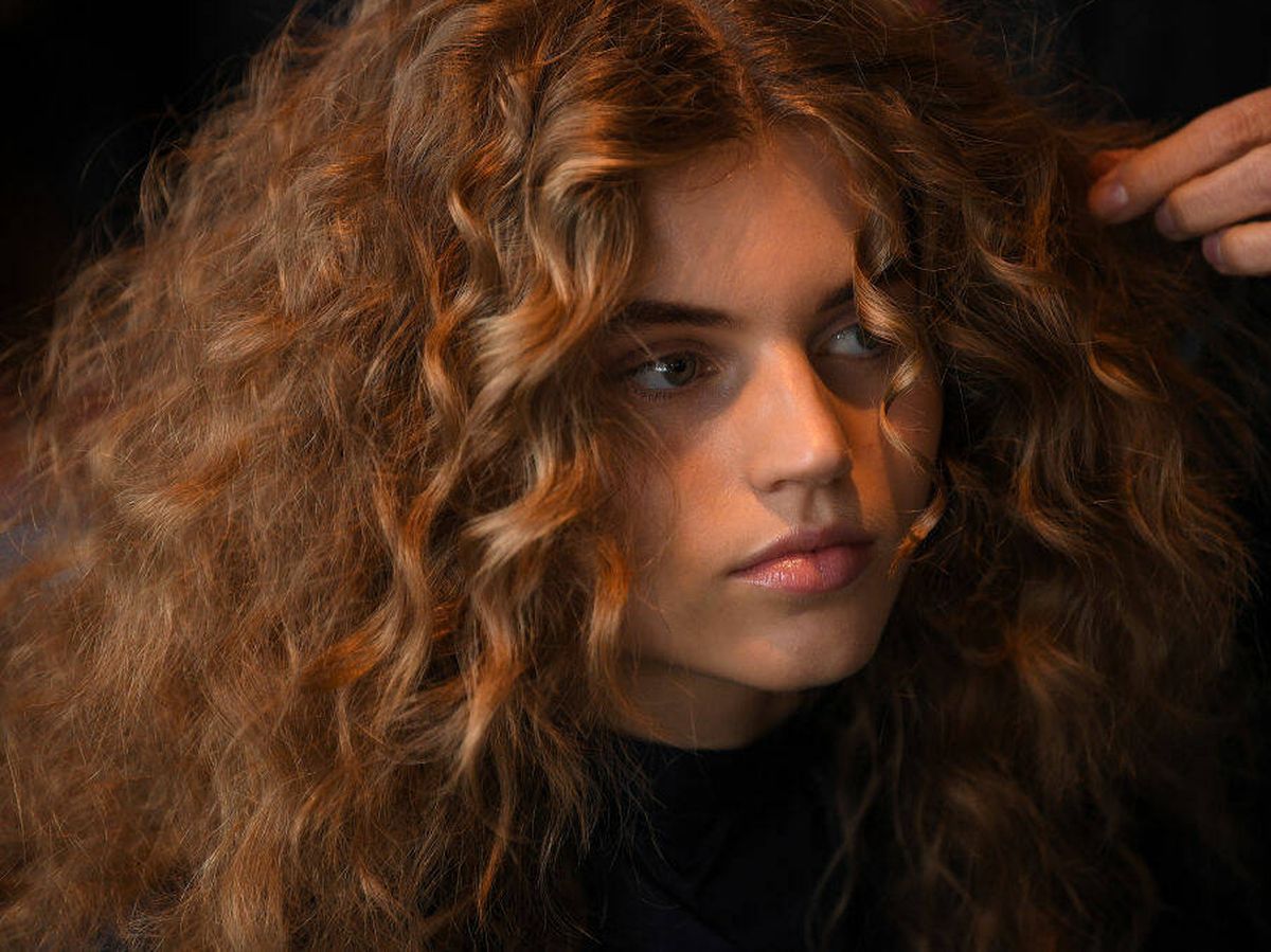 Foto: Los cabellos rizados suelen ser más secos por lo que están más expuestos al encrespamiento. (Getty)