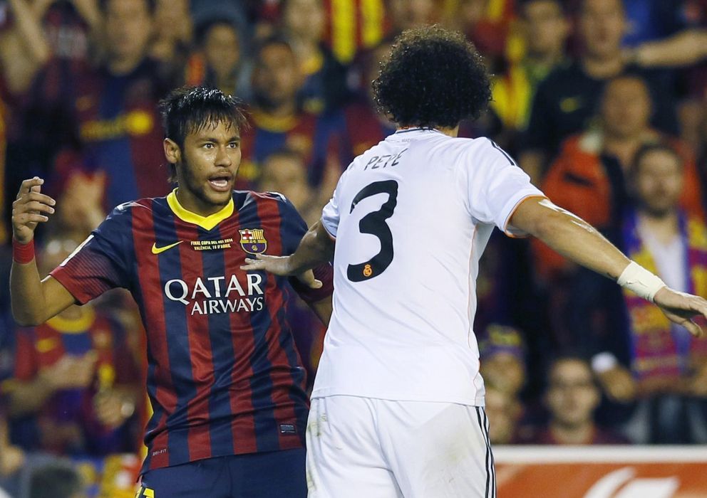 Foto: Neymar delante de Pepe durante la final de la Copa (Reuters)