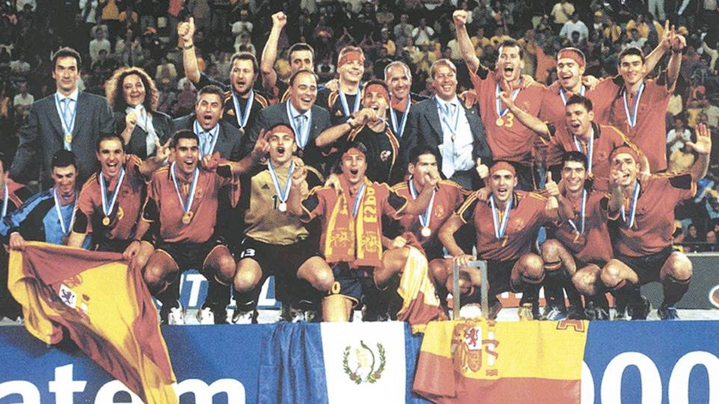 Javier Lozano, arriba a la izquierda, con la Selección española de fútbol sala que ganó su primer Mundial. (EFE)