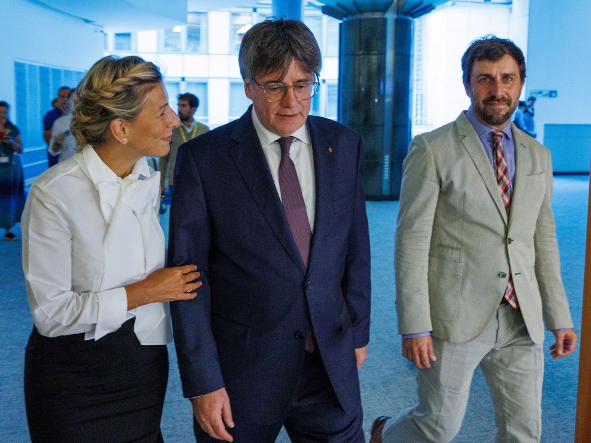 Foto: Yolanda Díaz, Carles Puigdemont y Antoni Comín. (EFE/EPA/Olivier Matthys)