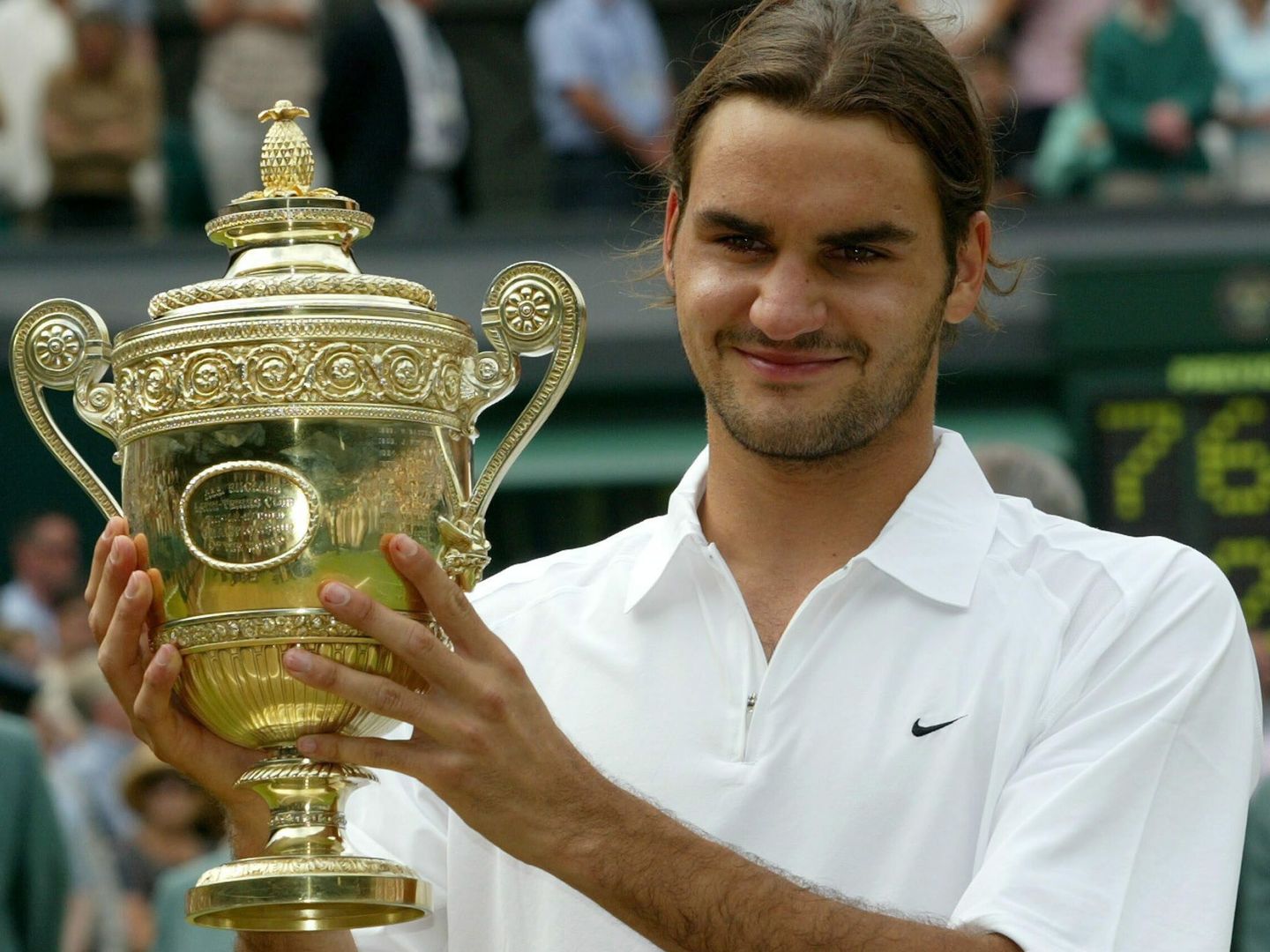 Roger Federer, tras ganar Wimbledon en 2003. (EFE/EPA/GERRY PENNY).