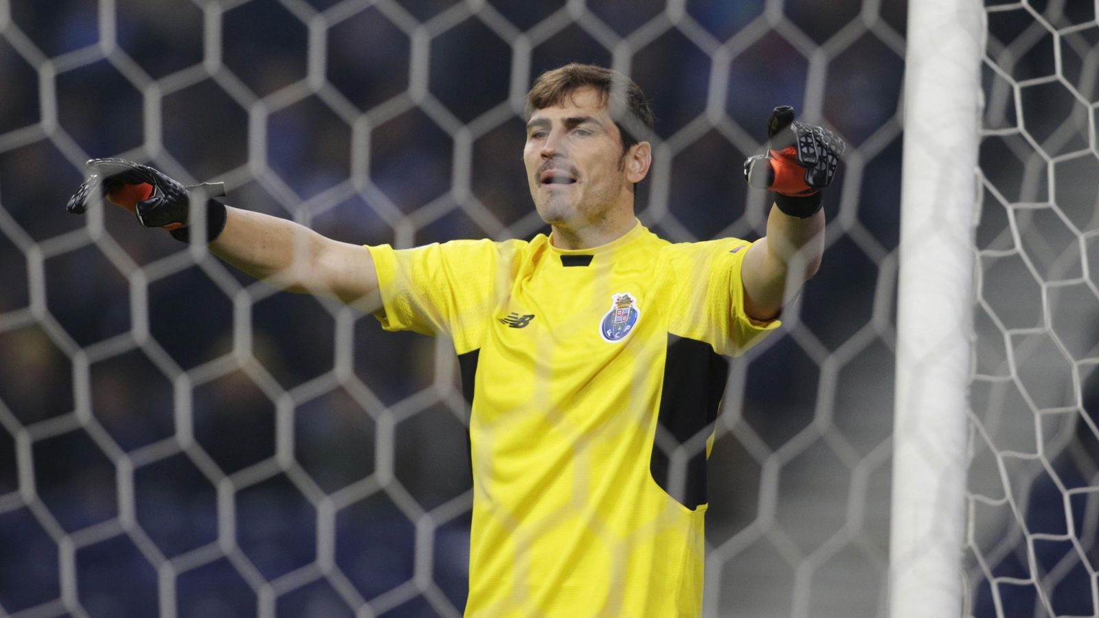 Foto: Terrible error de Casillas contra el Dynamo (Reuters).