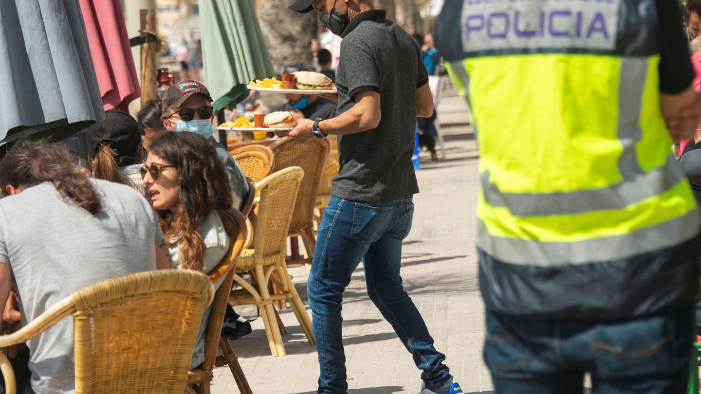 Control policial en un restaurante de Palma durante el estado de alarma. (EFE)