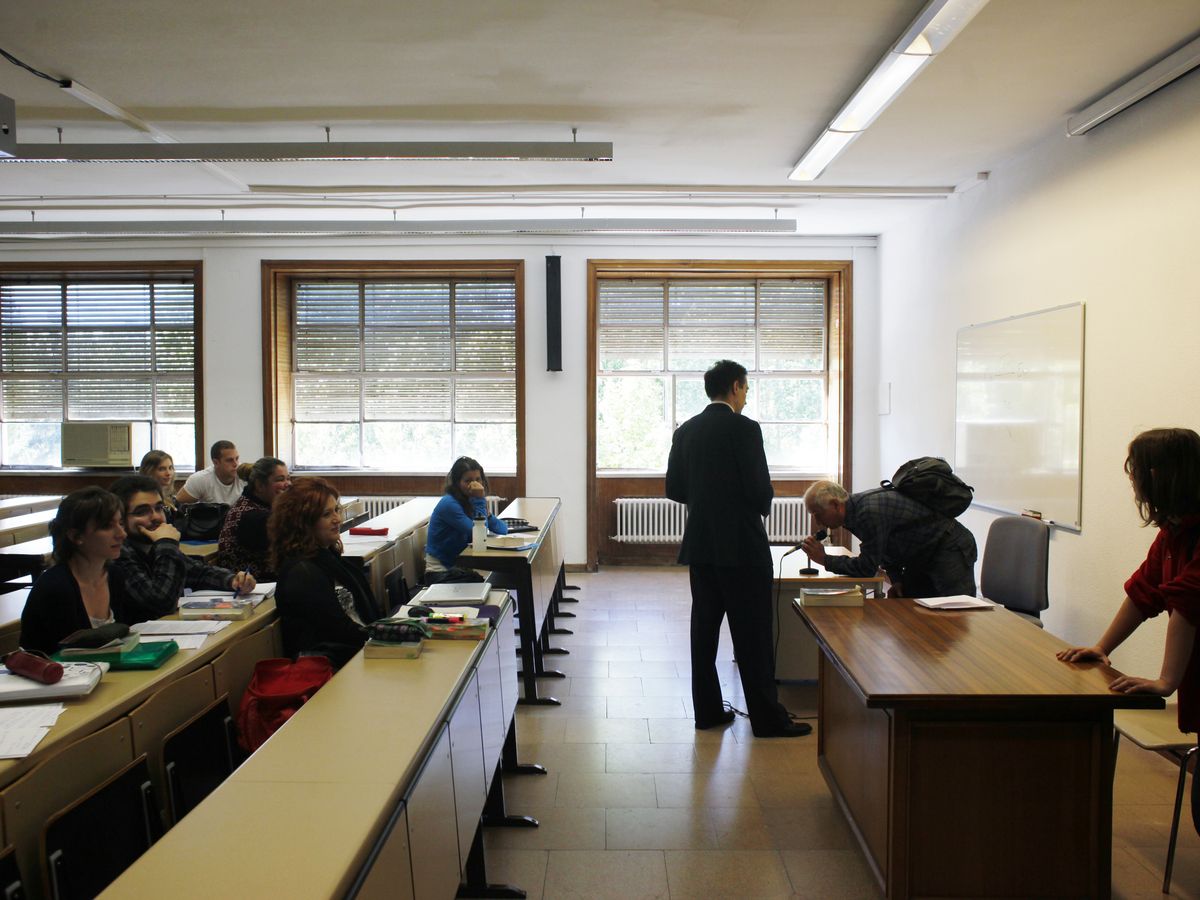 Foto: Alumnos de la Universidad Complutense de Madrid durante una clase. (Reuters)