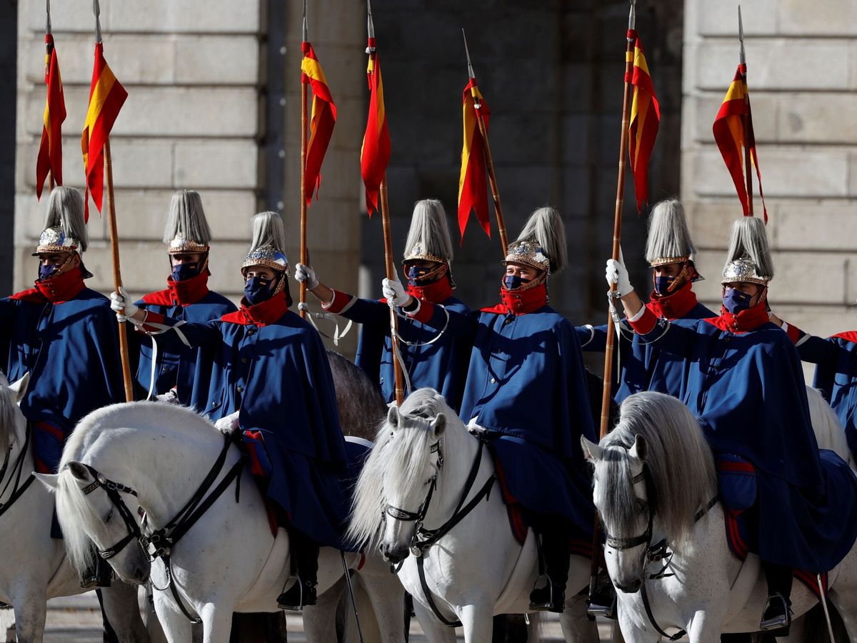 Foto: Miembros de la Guardia Real en la tradicional ceremonia de la Pascua Militar. (EFE/Mariscal)