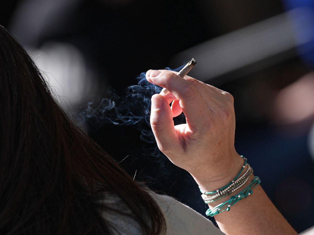 Foto: Una persona fumando. (María José López/Europa Press)