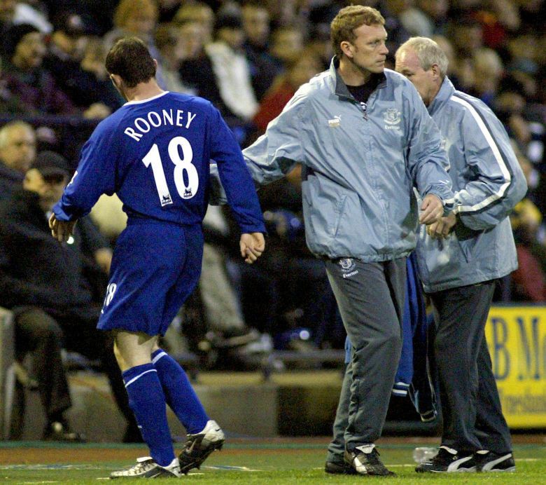 Wayne Rooney evita el saludo de David Moyes en su etapa en el Everton.