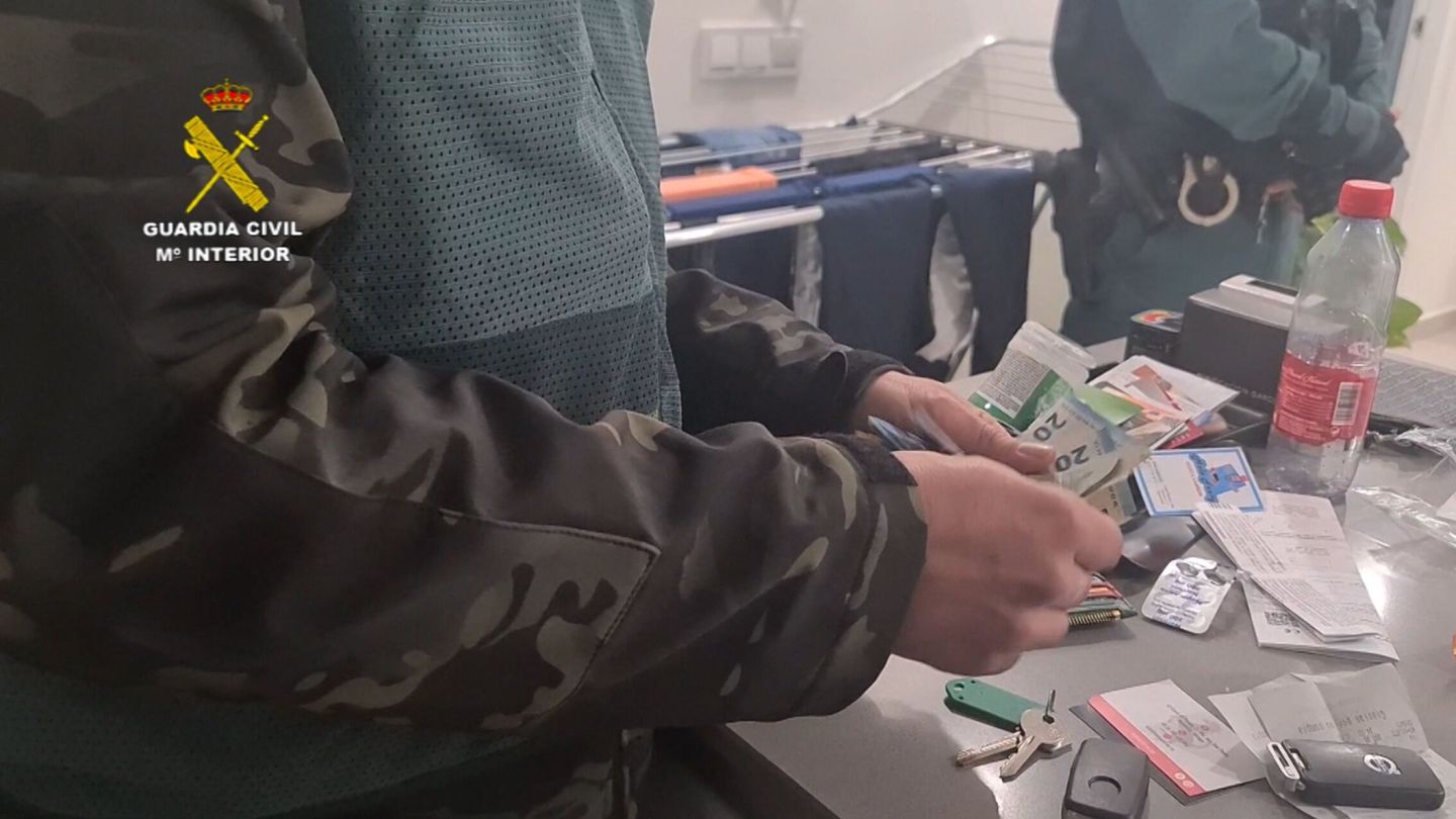 Un agente cuenta dinero en el marco de una operación contra el narcotráfico en Huelva. (Guardia Civil) 