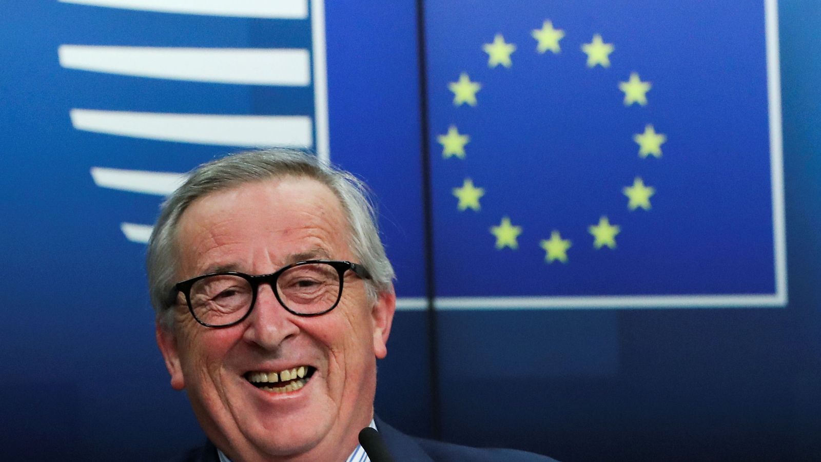 Foto: El presidente de la Comisión Europea Jean-Claude Juncker sonríe durante una rueda de prensa tras la cumbre de la UE en Bruselas el pasado viernes. (Reuters)