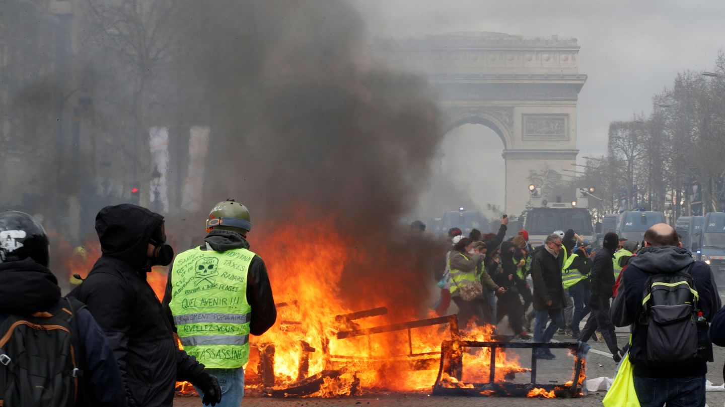 Una barricada en llamas durante las protestas de los chalecos amarillos en París. (Reuters)