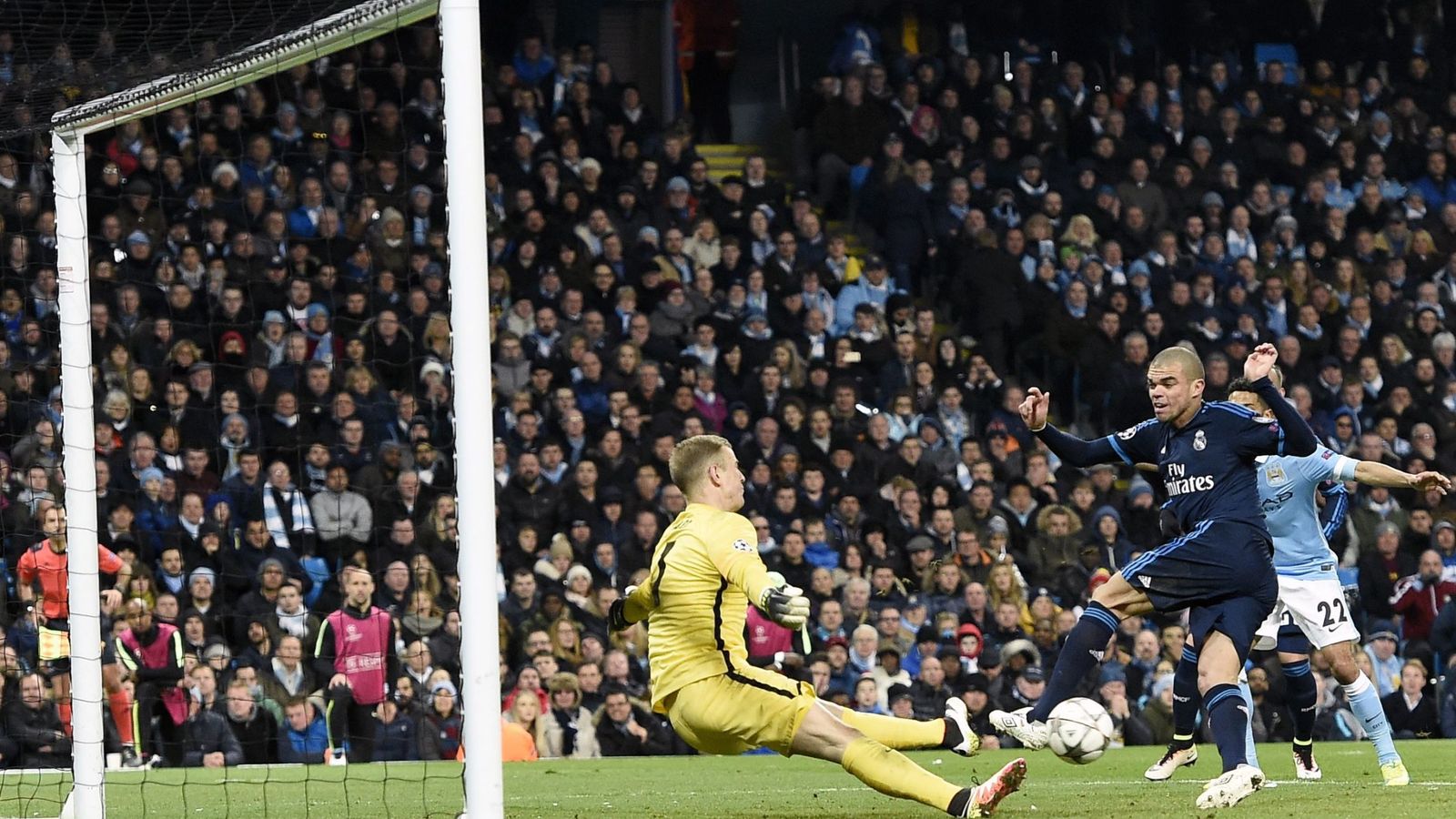 Foto: Hart evita el gol de Pepe en la ida del Manchester City-