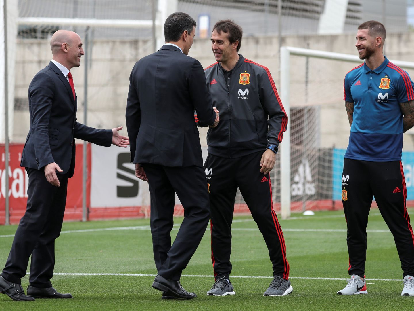 Rubiales presenta a Pedro Sánchez a Lopetegui en presencia de Sergio Ramos. (EFE)