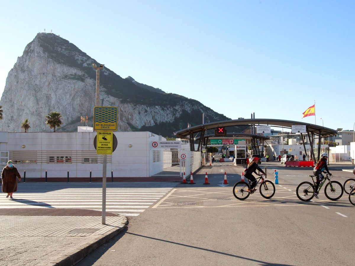Foto: Ciclistas pasan por la frontera con Gibraltar, en la Línea de la Concepción, Cádiz. (EFE)