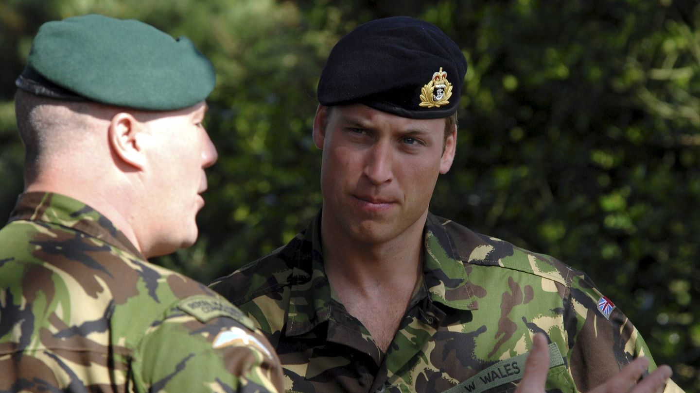El príncipe Guillermo de Inglaterra, durante un entrenamiento militar en Lympstone, Inglaterra. (Ministerio de Defensa británico vía EFE)