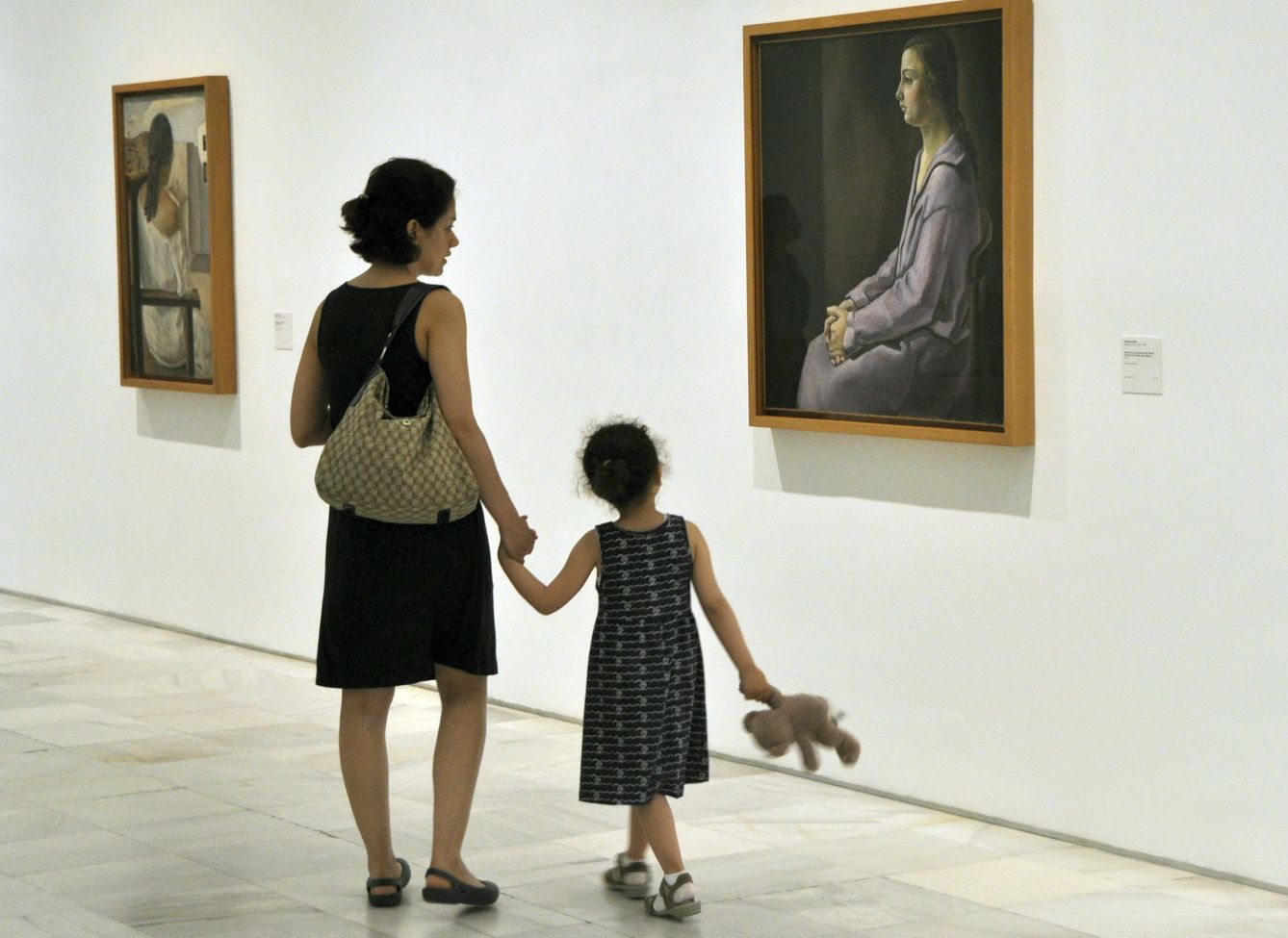 Dos visitantes en el Museo Reina Sofía. (EFE)
