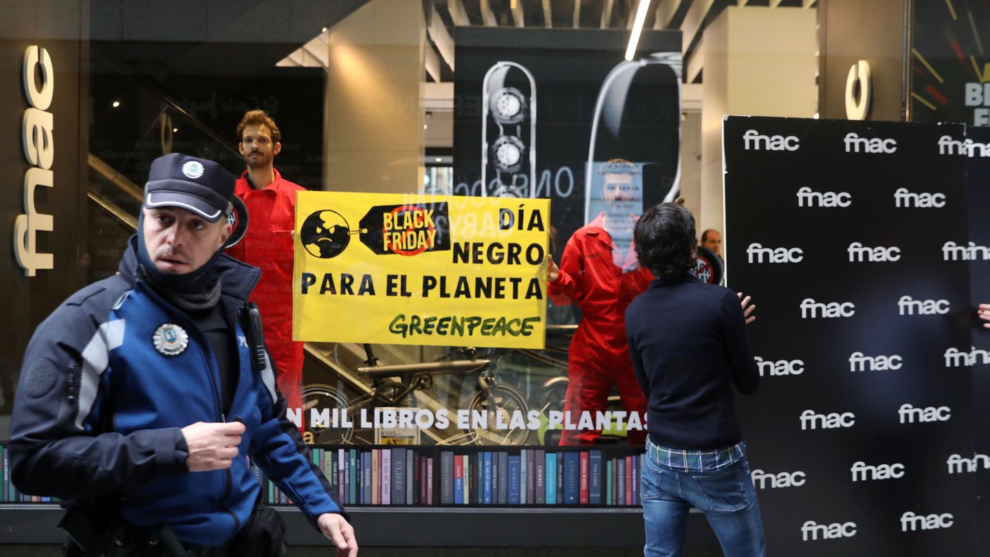 Acción de protesta de Greenpeace contra el Black Friday. (Greenpeace)