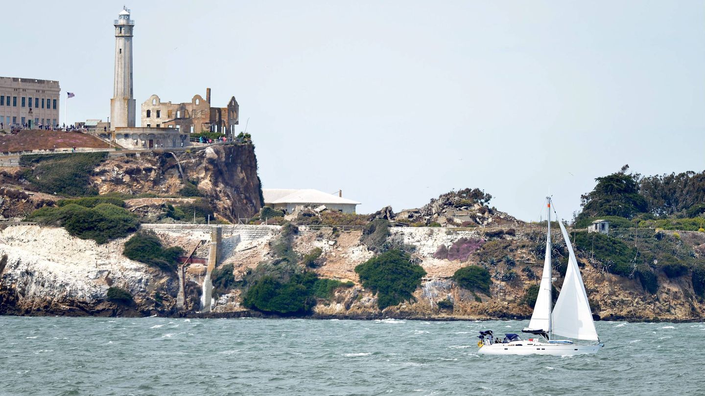 Un bote pasa por la isla de Alcatraz, en la bahía de San Francisco. (Cordon Press)