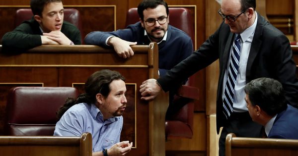 Foto: El líder de Podemos, Pablo Iglesias (i), conversa con el portavoz del PNV en el congreso, Aitor Esteban (d), durante el pleno celebrado este jueves. (EFE)