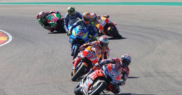 Foto: Pilotos de MotoGP trazando el 'sacacorchos invertido' de MotorLand Aragón. (EFE)