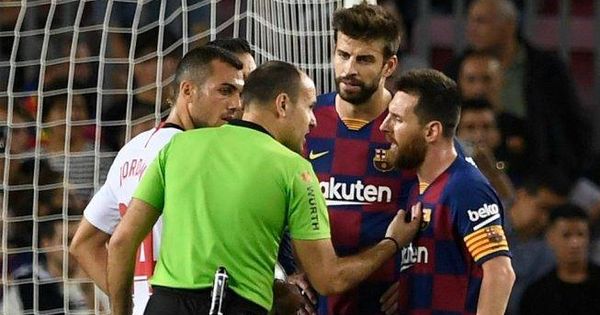 Foto: Mateu Lahoz habla con Messi durante el FC Barcelona-Sevilla disputado en el Camp Nou. (EFE)