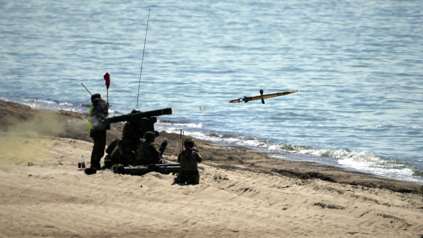 Tropas checas lanzan un misil RBS-70 de corto alcance durante unas maniobras. (Reuters)