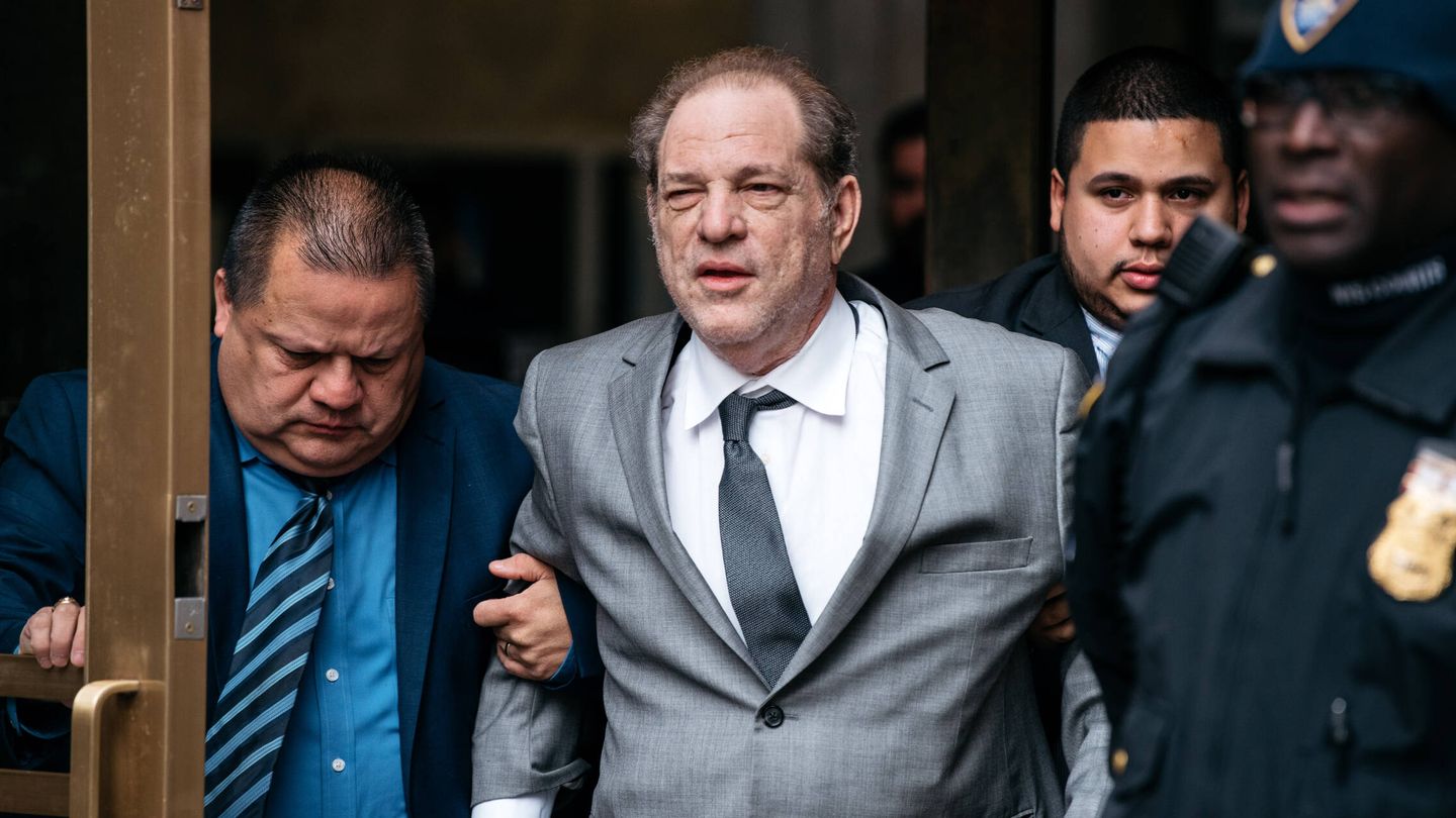 Harvey Weinstein, saliendo de un juicio en 2019. (Getty)