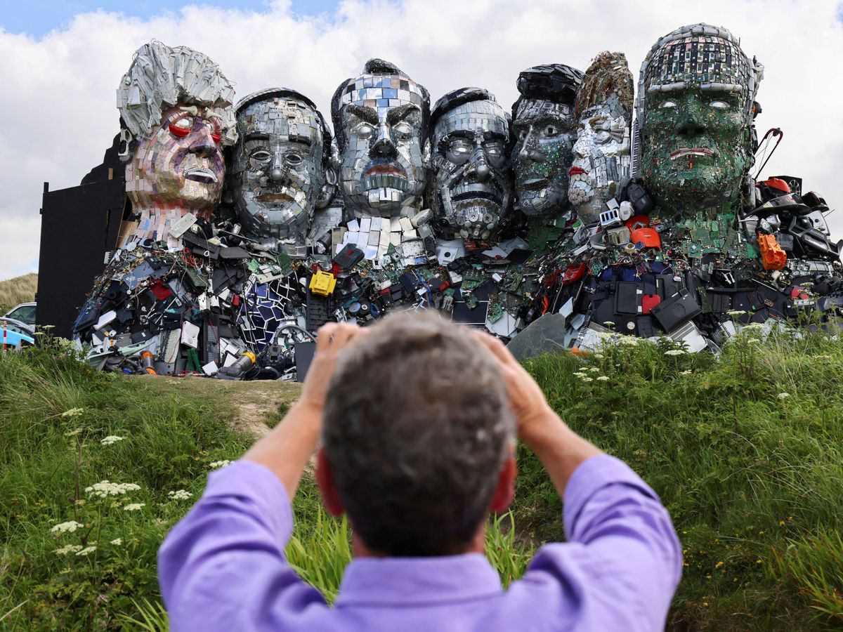 Foto: Escultura de los líderes del G-7 realizada con deshechos en Cornwall. (Reuters)