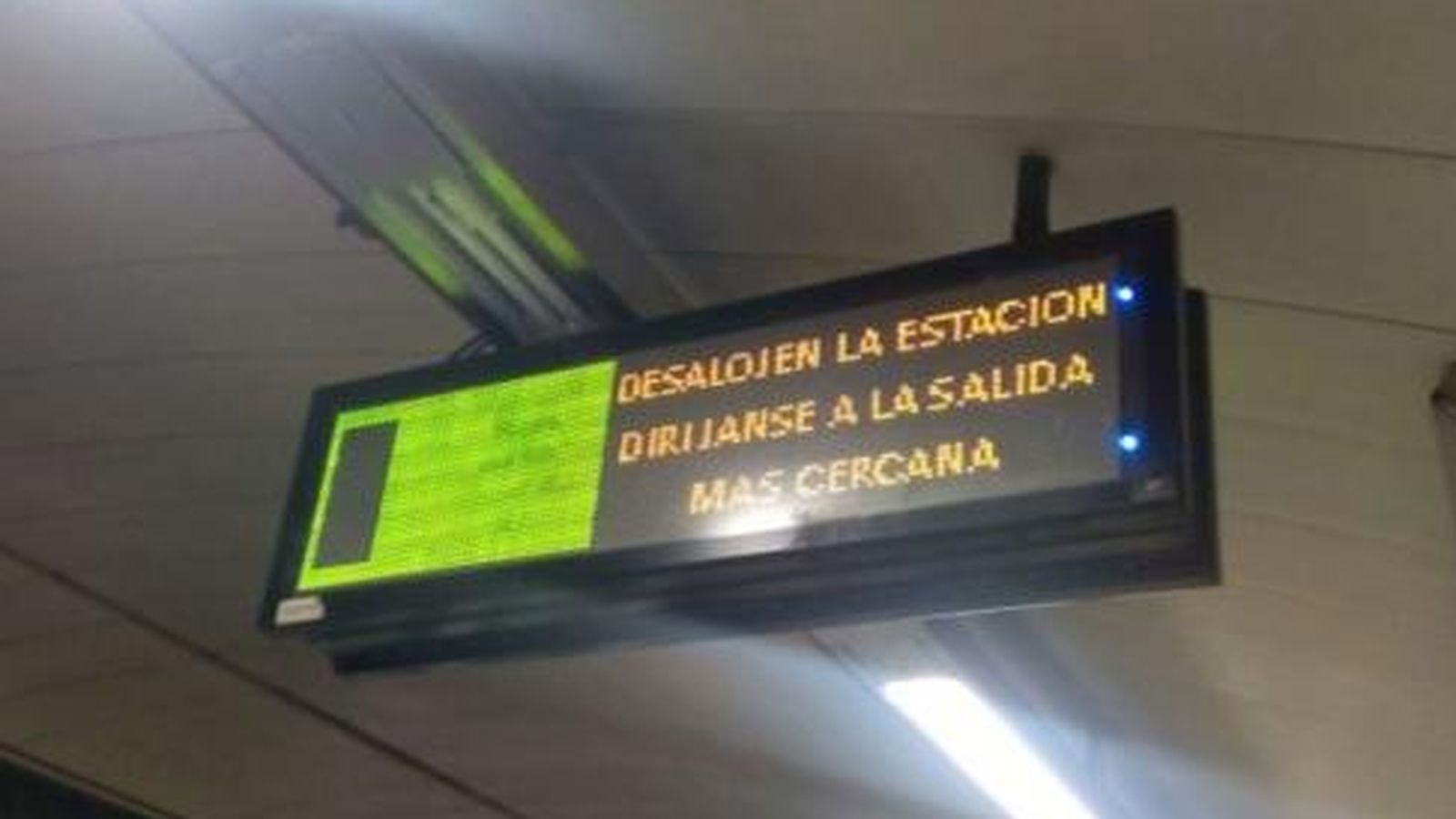 Foto: Imagen de un panel informativo este miércoles en una estación de Metro de Madrid