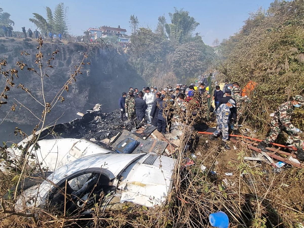 Foto: El equipo de recate, en el lugar del vuelo accidentado. (EFE/Bijaya Neupane)